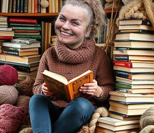 portrett av bibliotekar Ingunn som les i ei bok