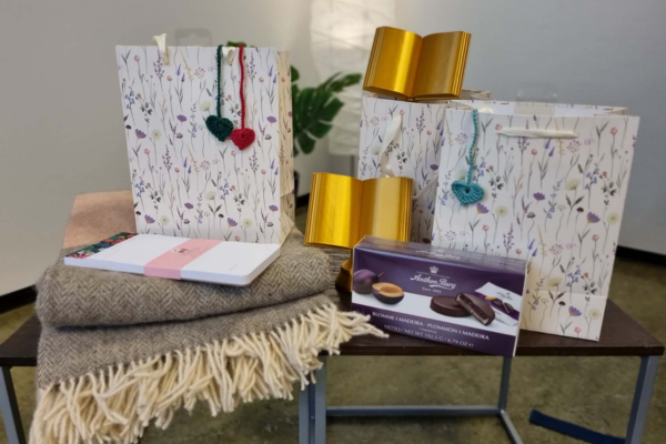 Bildet viser premiar i Vinterlesbingo 2026. 